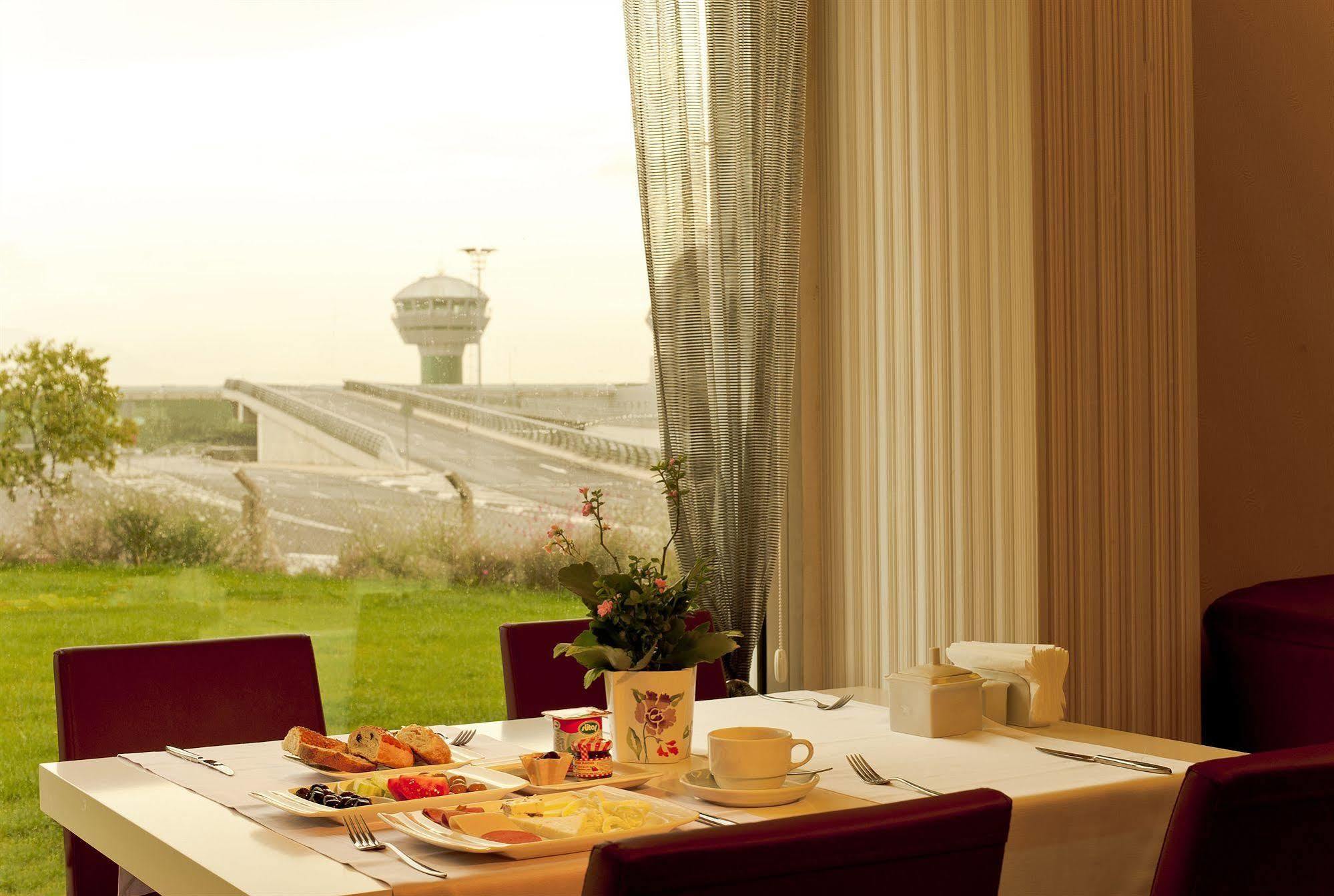 Orty Airport Hotel Izmir Restaurant photo