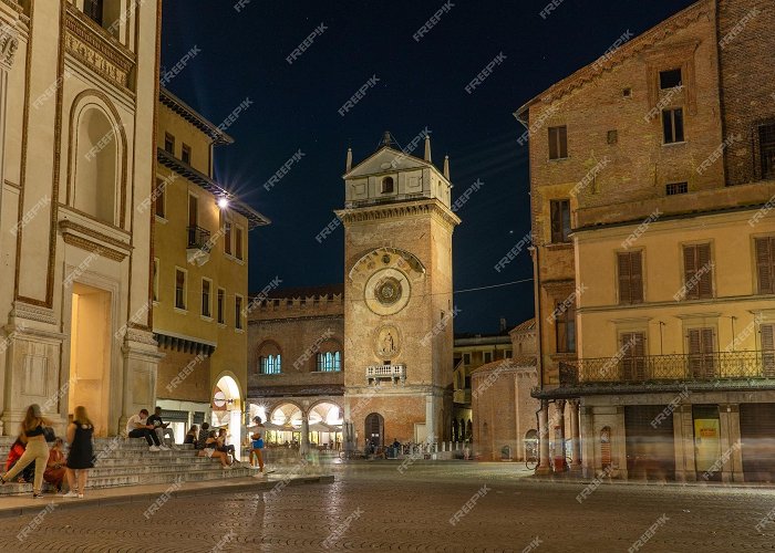 Piazza delle Erbe Premium Photo | Piazza delle erbe mantova at night photo