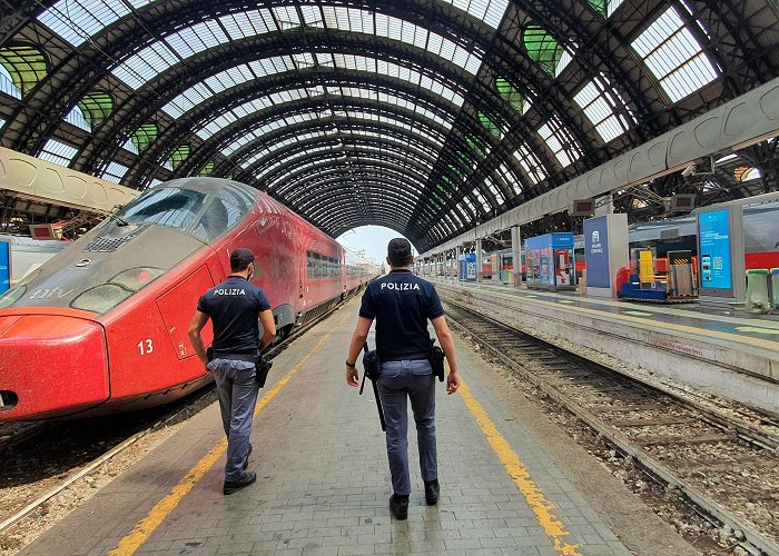 Stazione Milano Rogoredo PRENDEVANO DI MIRA FACOLTOSI VIAGGIATORI DELL'ALTA VELOCITA ... photo