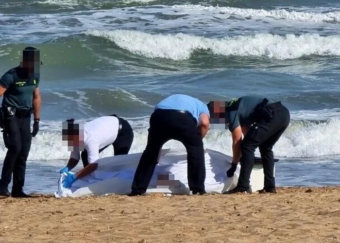 Playa de La Mata Fallece ahogada una pareja de holandeses en la playa de La Mata de ... photo