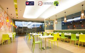 Zest Jemursari By Swiss-Belhotel International Surabaya Exterior photo