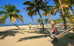 Abad Turtle Beach Hotel Mararikulam Exterior photo