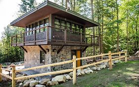 Trekker, Treehouses Cabins And Lodge Rooms Lake George Exterior photo