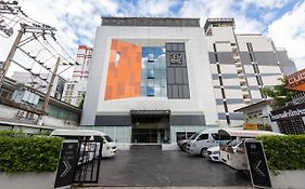 Cubic Pratunam Hotel Bangkok Exterior photo