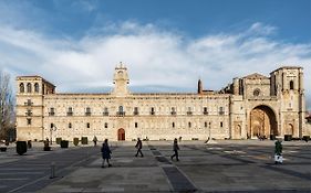 Parador De Turismo De Leon Hotel Exterior photo