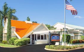 Howard Johnson By Wyndham Vero Beach / Downtown Exterior photo