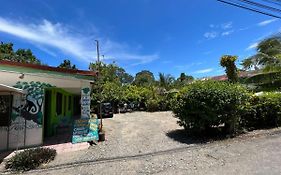 Cabinas Rhode Island Hostel Cahuita Exterior photo