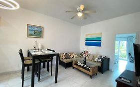 Lovely 2-Bedroom Apartment In Venetian Road Turtle Cove Exterior photo