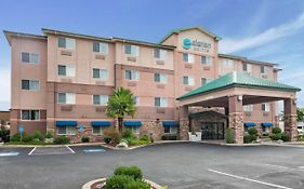 Clarion Pointe Medford Hotel Exterior photo