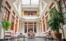 Casona 1914 Quito - Gothic Cathedral View Rooftop Bed & Breakfast Exterior photo