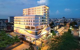 Golden Tulip Pontianak Hotel Exterior photo