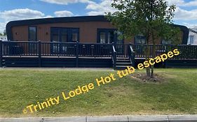 Trinity Lodge Hot Tub Escapes At Tattershall Lakes Exterior photo