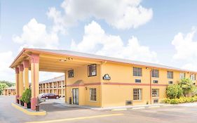 Days Inn & Suites By Wyndham Marshall Exterior photo