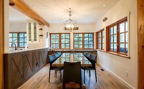 Newly Renovated 4-Bed, Bath Ski-In, Ski-Out With Fireplaces, Private Hot Tub, And Private Garage! Villa Whistler Exterior photo