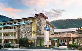 Days Inn & Suites By Wyndham Downtown Gatlinburg Parkway Exterior photo