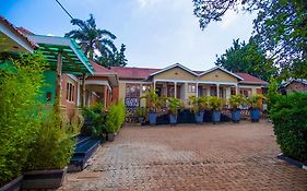 De Guest Cave Hotel Jinja Exterior photo