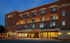 Courtyard Fredericksburg Historic District Hotel Exterior photo