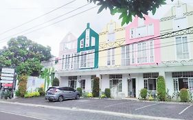 Victoria Bed & Breakfast Hotel Malang Exterior photo