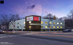 Ramada By Wyndham Bronx Hotel New York Exterior photo