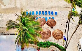 Pelicano Inn Playa Del Carmen - Beachfront Hotel Exterior photo