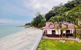 Beach-Front Mini-Chalet - Private Beach Access, Ktv, Seaview Pool, Bbq And Beyond! Tanjung Bungah  Exterior photo