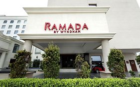 Ramada By Wyndham Lucknow Hotel And Convention Center Exterior photo