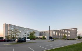 Courtyard By Marriott Montreal Airport Hotel Dorval Exterior photo