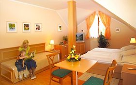 Vadaszkuert Panzio Bed & Breakfast Sopron Room photo