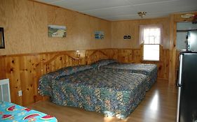 Channel Waterfront Cottages Weirs Beach Room photo