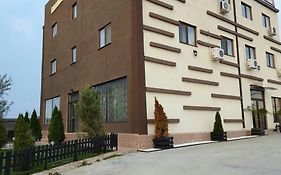 Grande Palace Hostel Afumati Exterior photo