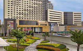 Holiday Inn & Suites Makati, An Ihg Hotel Makati City Exterior photo