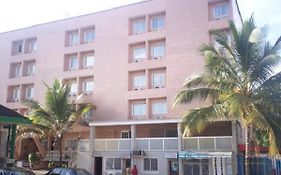 Meumi Palace Hotel Yaoundé Exterior photo