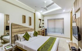 Treebo Daksh Residency Hotel Indore Exterior photo