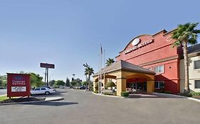 Comfort Suites Tulare Exterior photo