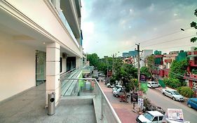Staayz Premium Gurgaon Hotel Exterior photo