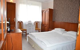 Szieszta Panzio Bed & Breakfast Sarvar Exterior photo