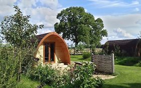 Campion Glamping Pod Hotel Cheltenham Exterior photo