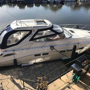 Entire Luxury Motor Yacht 70Sqm - Oyster Fund - 2 Double Bedrooms Both En-Suite - Heating Sleeps Up To 4 People - Moored On Our Private Island - Legoland 8Min Windsor Thorpe Park 8Min Ascot Races Heathrow Wentworth London Lapland Uk Royal Holloway  Egham Exterior photo