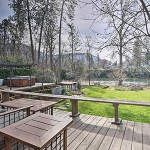 Serene Riverfront Escape With Hot Tub And Views! Grants Pass Exterior photo