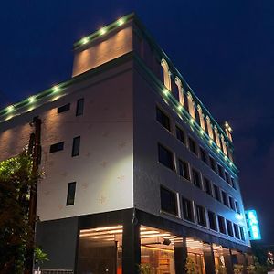 Weifeng Boutique Business Hotel - Zhanqian Branch Pingtung Exterior photo