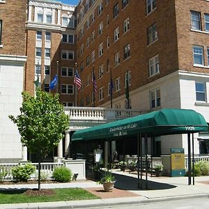 Knickerbocker On The Lake Hotel Milwaukee Exterior photo