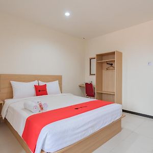 Reddoorz Syariah Plus Near Tanjungpura University 2 Pontianak Hotel Exterior photo