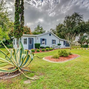 Peaceful Lady Lake Home With Screened-In Porch! Exterior photo