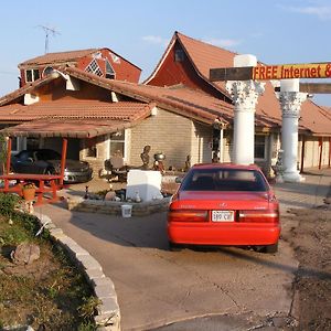 Free Breakfast Inn Oakley Exterior photo