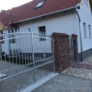 Fazekas Vendeghaz Hotel Balatonkeresztur Exterior photo