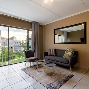 Lovely 2 Bedroom Apartment Around Montecasino Sandton Exterior photo