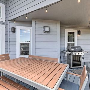 Modern Flagstaff Home Deck, Patio And Fire Pit Mountainaire Exterior photo