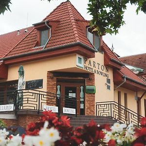 Parton Hotel & Bowling Tiszakécske Exterior photo