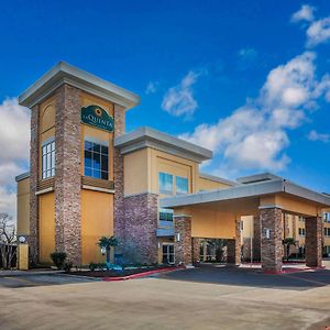 La Quinta Inn & Suites By Wyndham Beeville Exterior photo