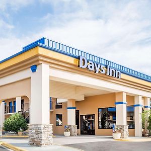 Days Inn By Wyndham Hendersonville Exterior photo